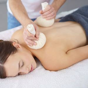 Kräuterstempelmassage